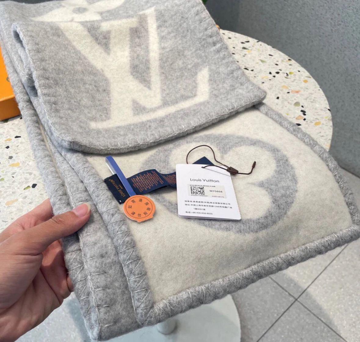 Unisex Winter Wool Blend Stole – Soft Icon Pattern Wrap