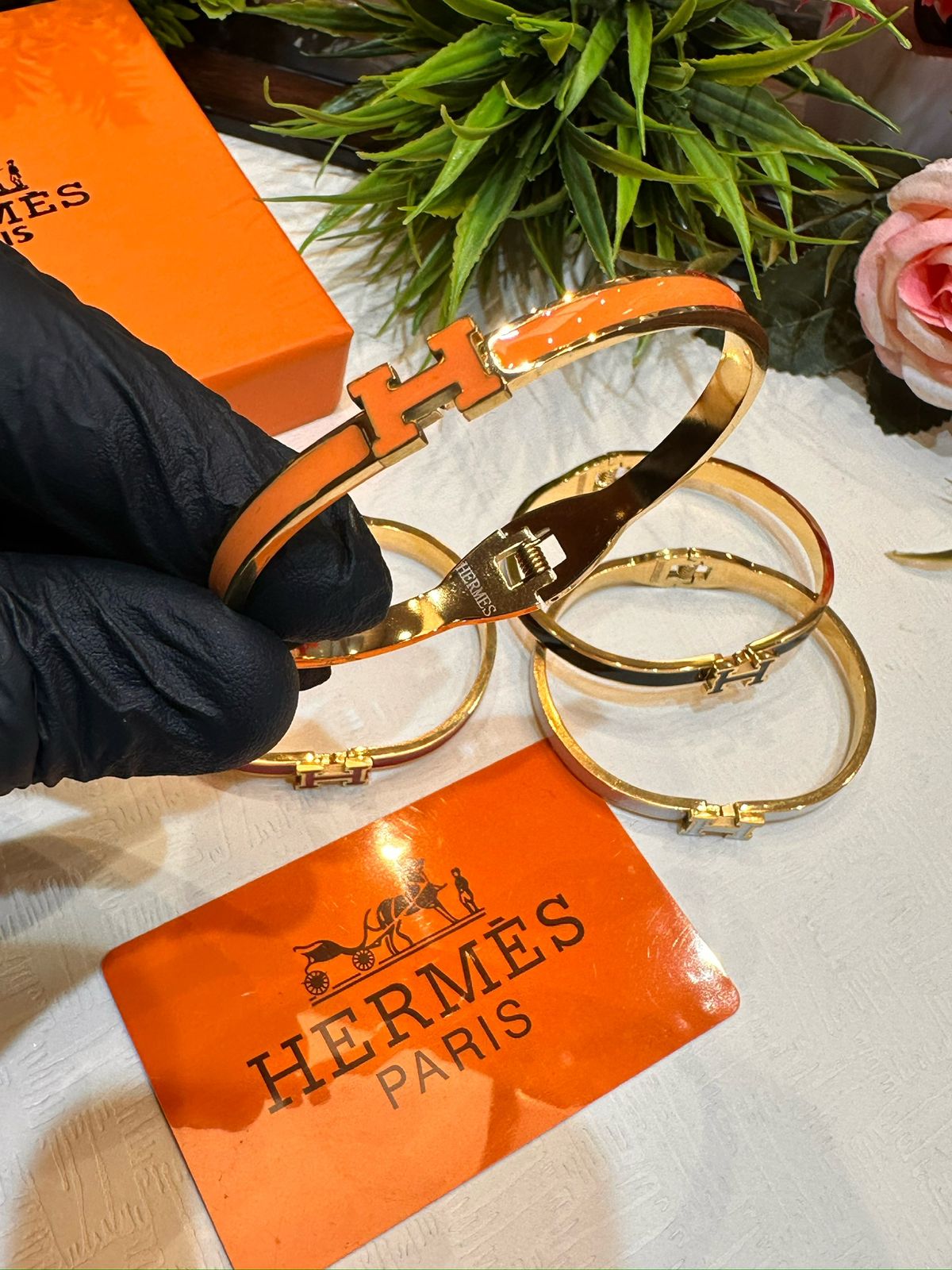 Luxury Enamel Finish Adjustable Bracelet – Elegant Gold Tone