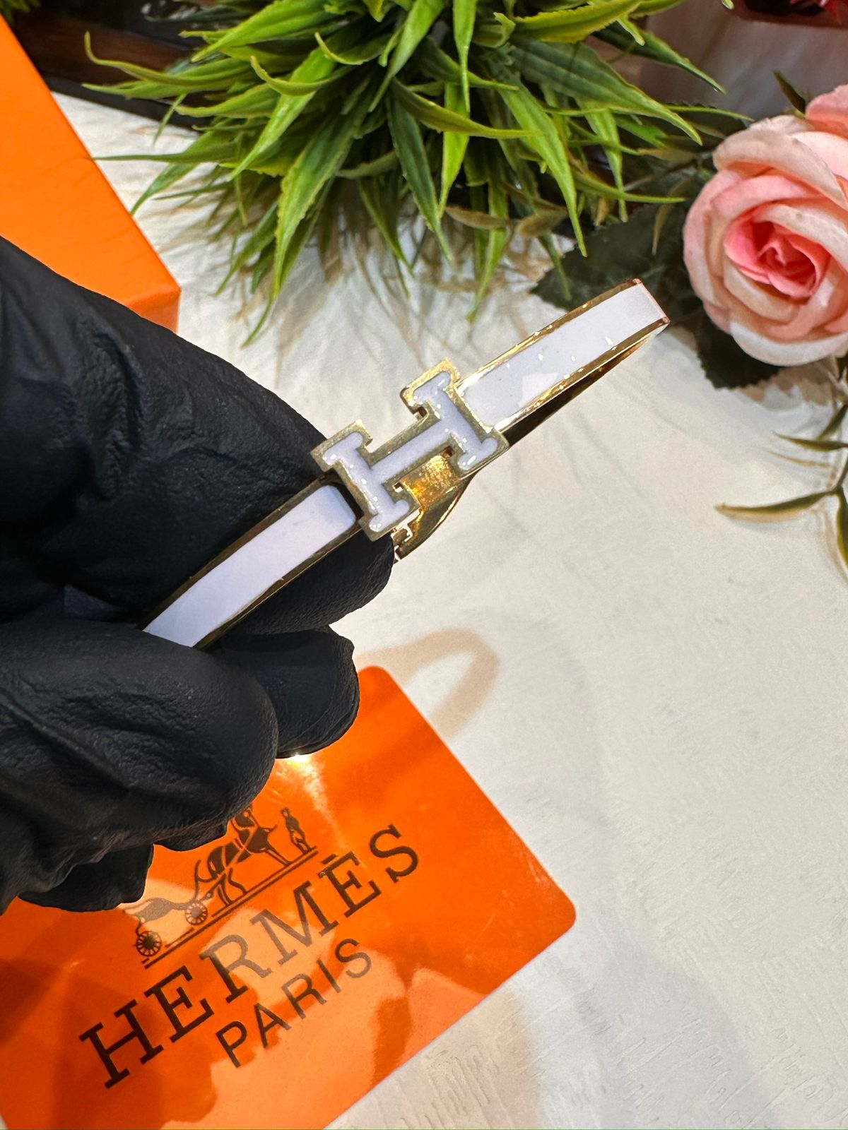 Luxury Enamel Finish Adjustable Bracelet – Elegant Gold Tone