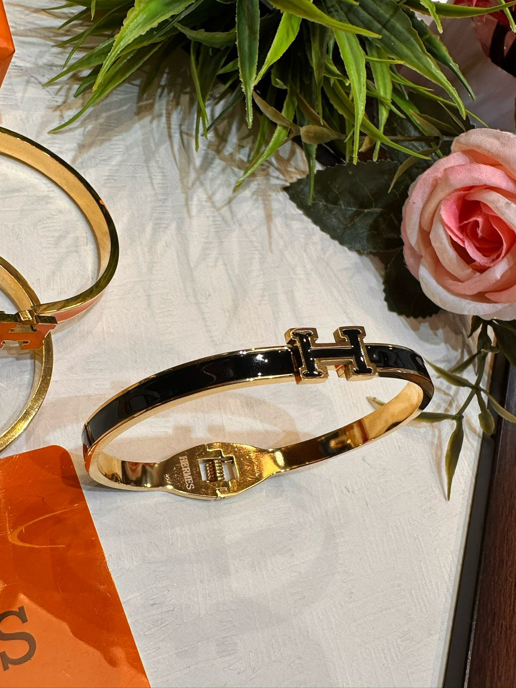 Luxury Enamel Finish Adjustable Bracelet – Elegant Gold Tone