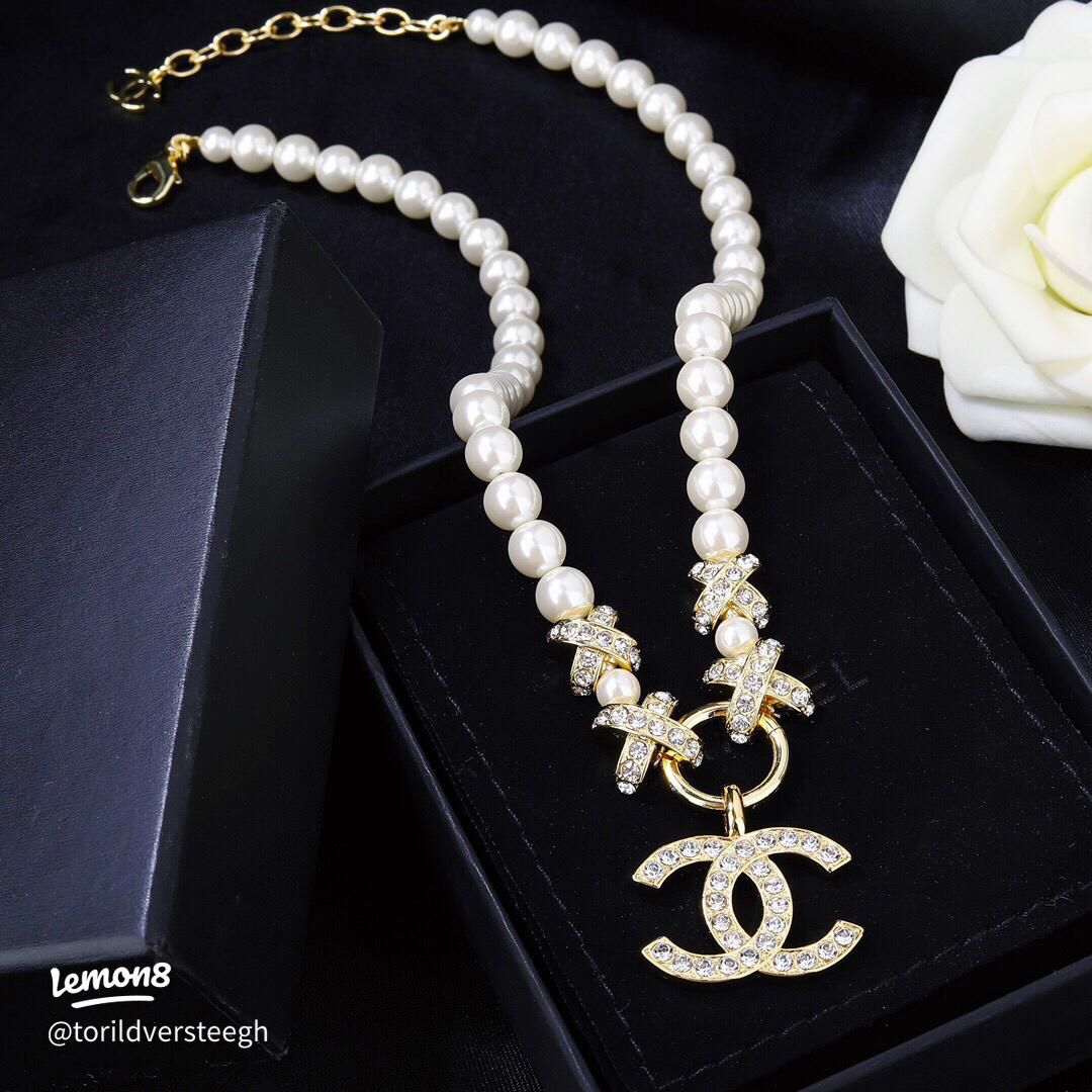 Elegant Pearl Pendant Necklace with Crystal Accents