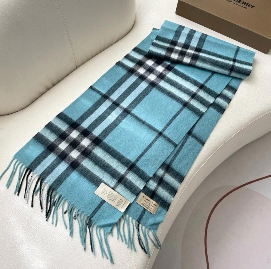 Luxurious Checkered Cashmere Scarf with Fringed Edges