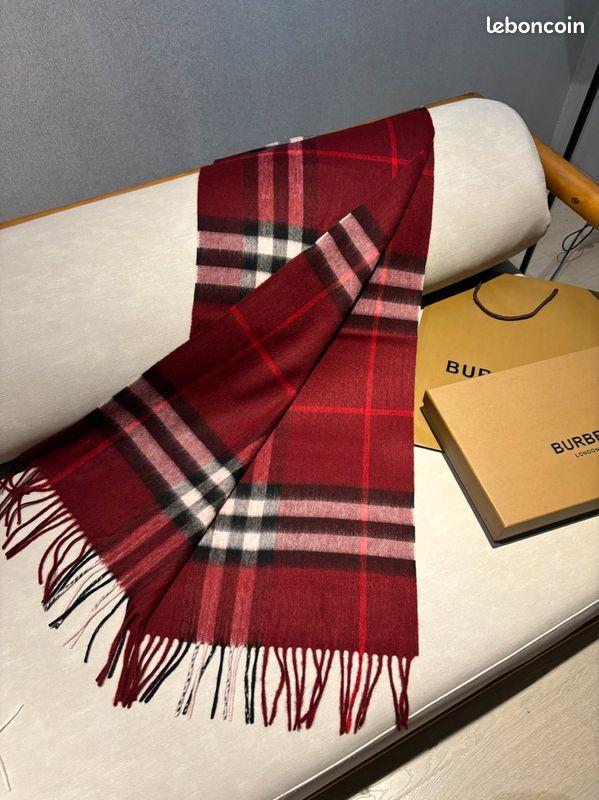 Luxurious Checkered Cashmere Scarf with Fringed Edges