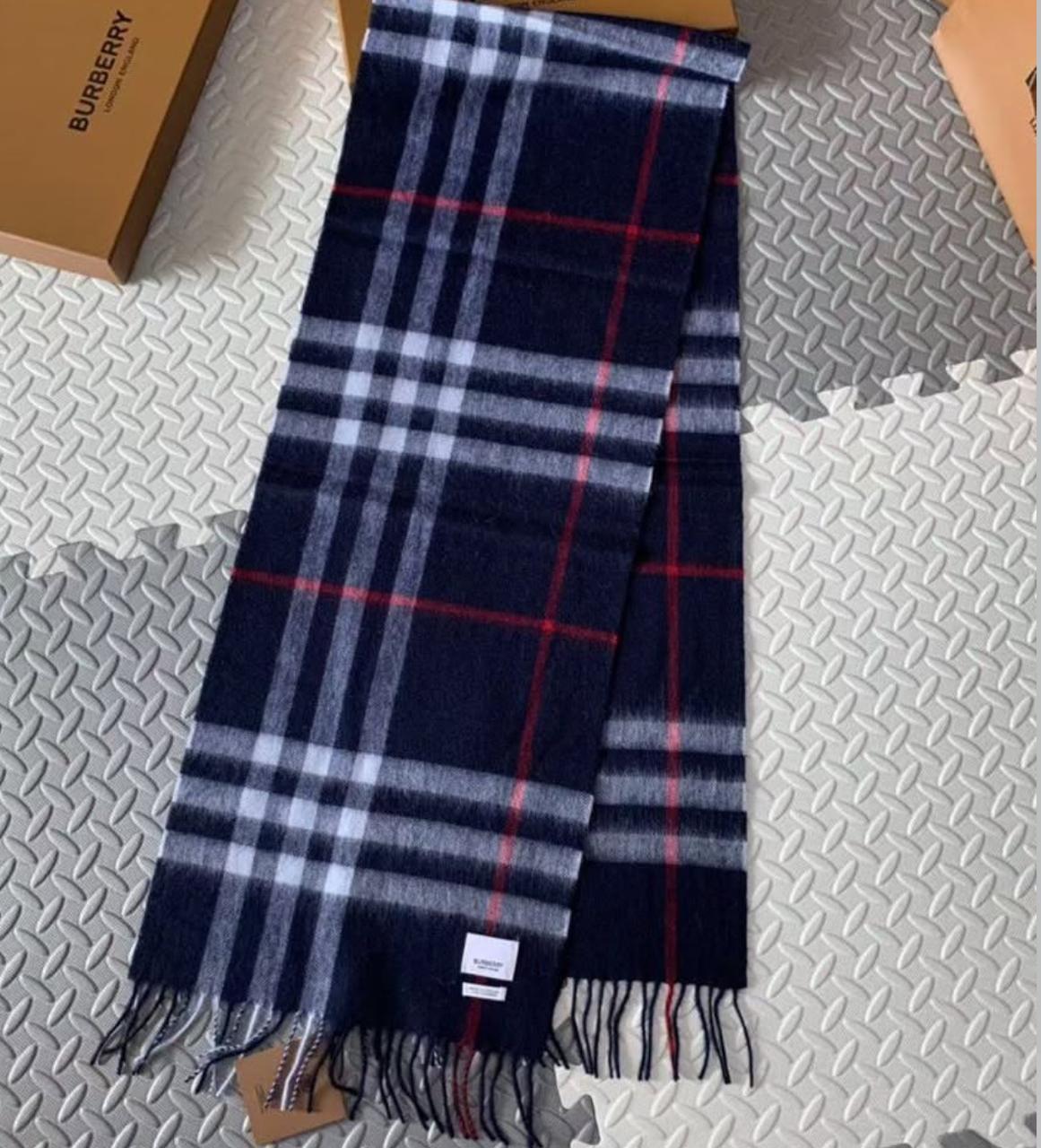 Luxurious Checkered Cashmere Scarf with Fringed Edges