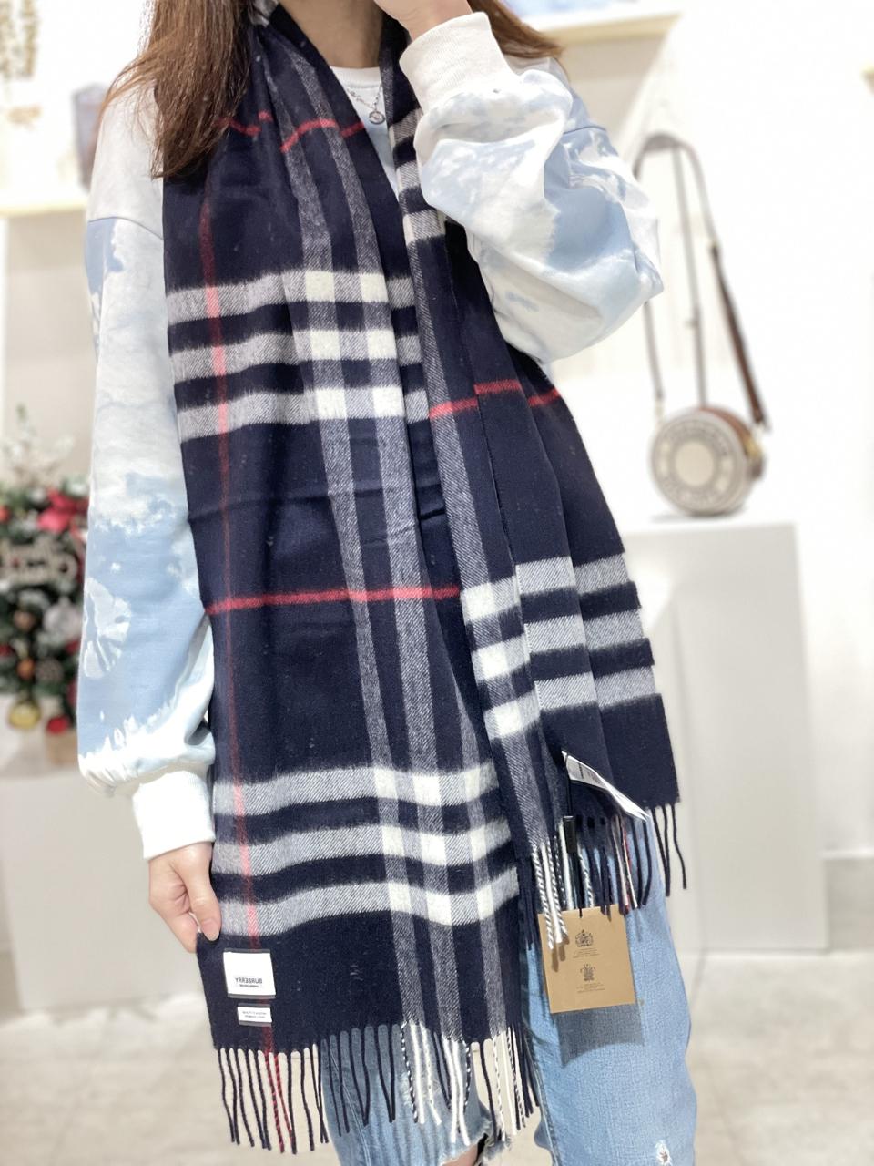 Luxurious Checkered Cashmere Scarf with Fringed Edges