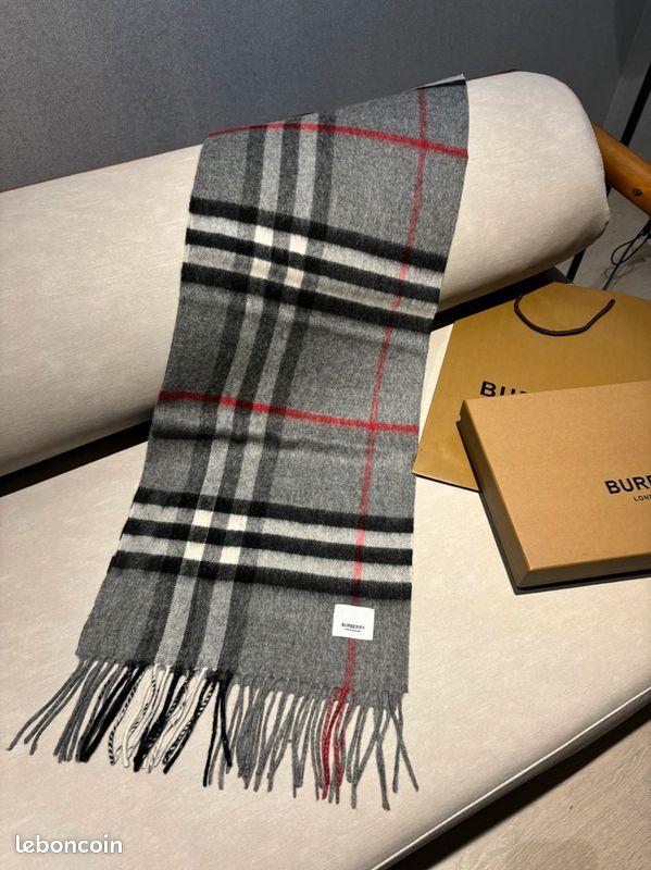 Luxurious Checkered Cashmere Scarf with Fringed Edges