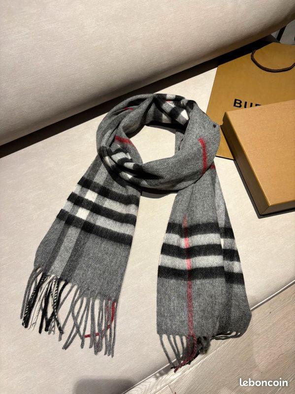 Luxurious Checkered Cashmere Scarf with Fringed Edges